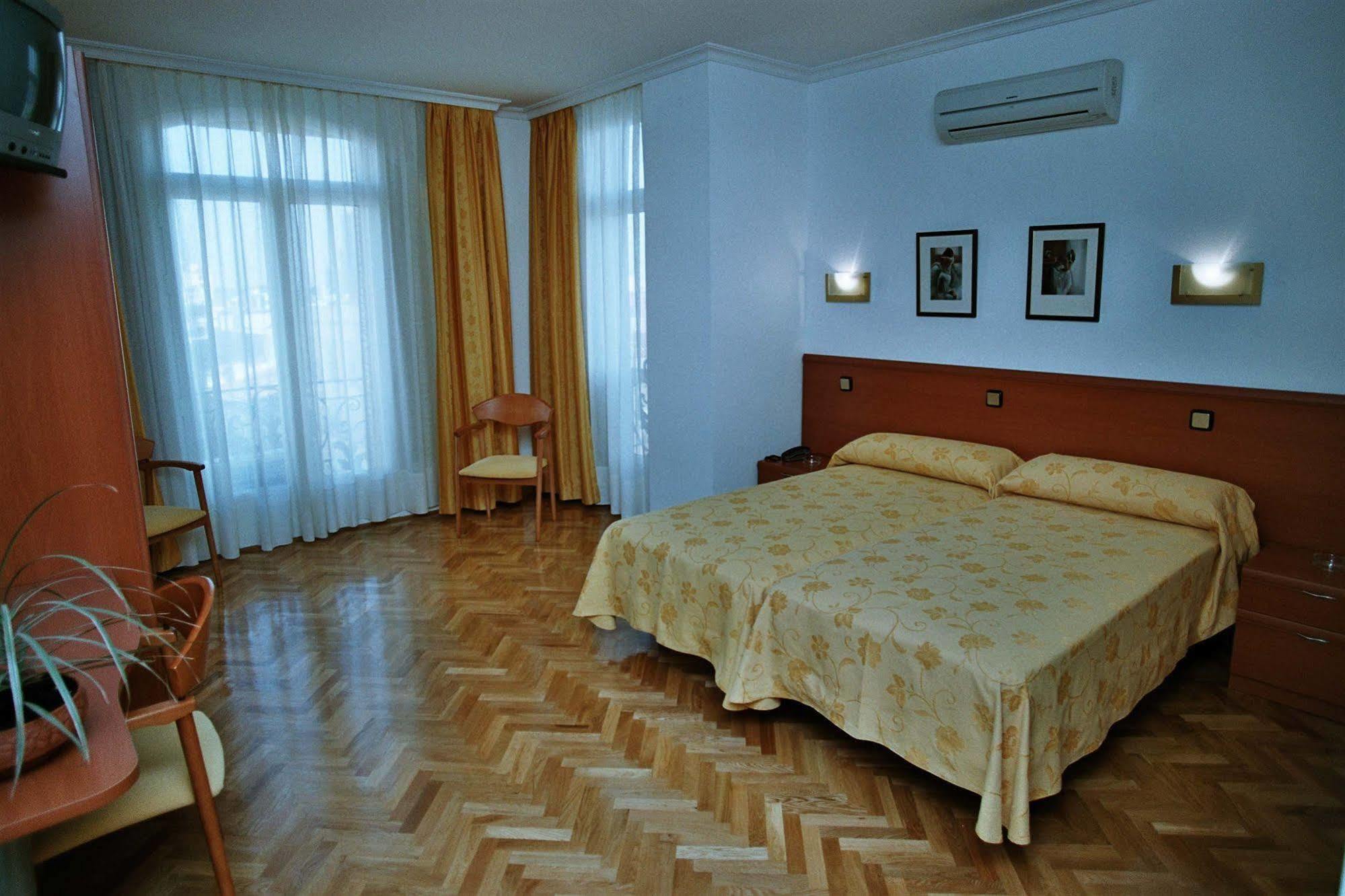 Hostal Luis XV Madrid Exteriér fotografie
