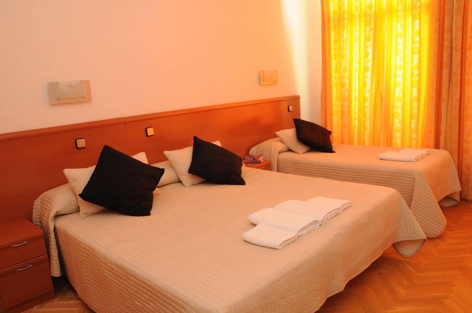 Hostal Luis XV Madrid Exteriér fotografie
