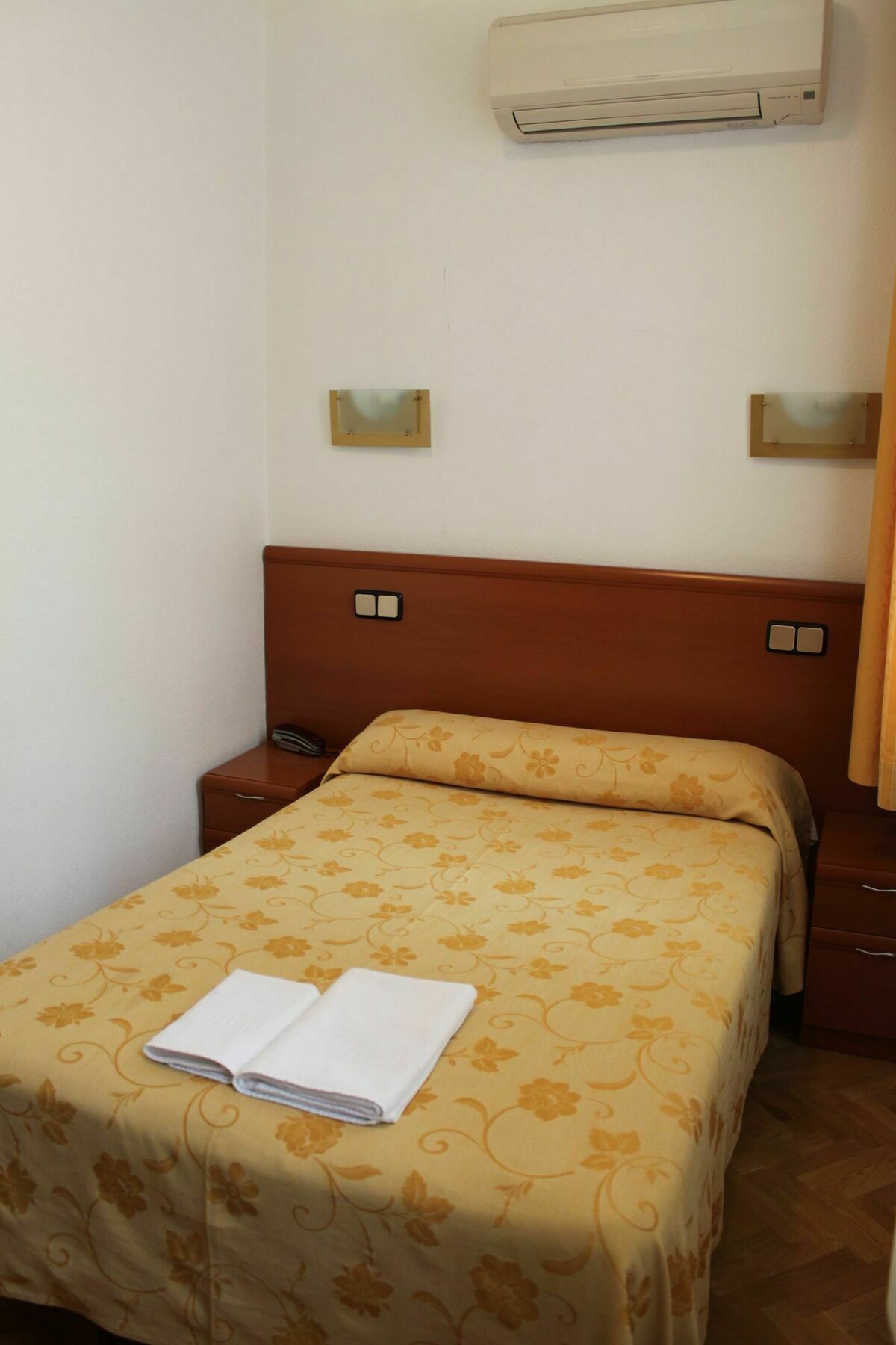 Hostal Luis XV Madrid Exteriér fotografie